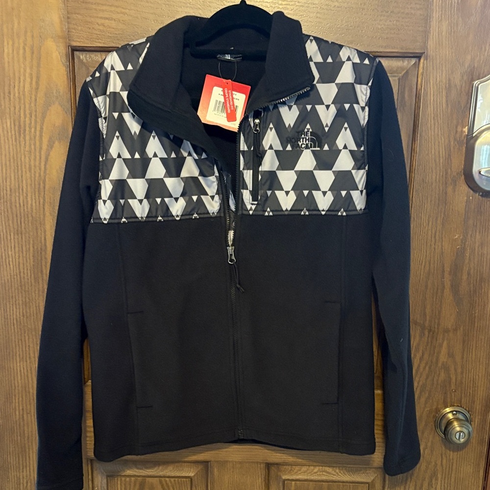 Men’s Black and silver North Face Fleece.
